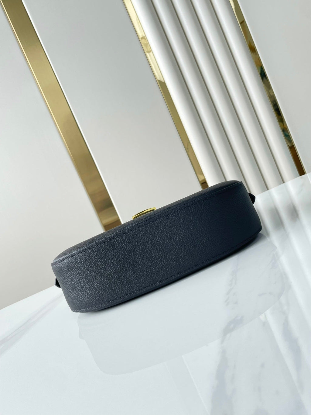 LOW KEY SCHULTERTASCHE 26 IN SCHWARZES GENARBIGES KALBSLEDER GOLDENE SCHNALLE