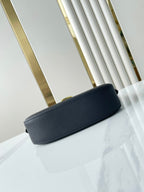 LOW KEY SCHULTERTASCHE 26 IN SCHWARZES GENARBIGES KALBSLEDER GOLDENE SCHNALLE