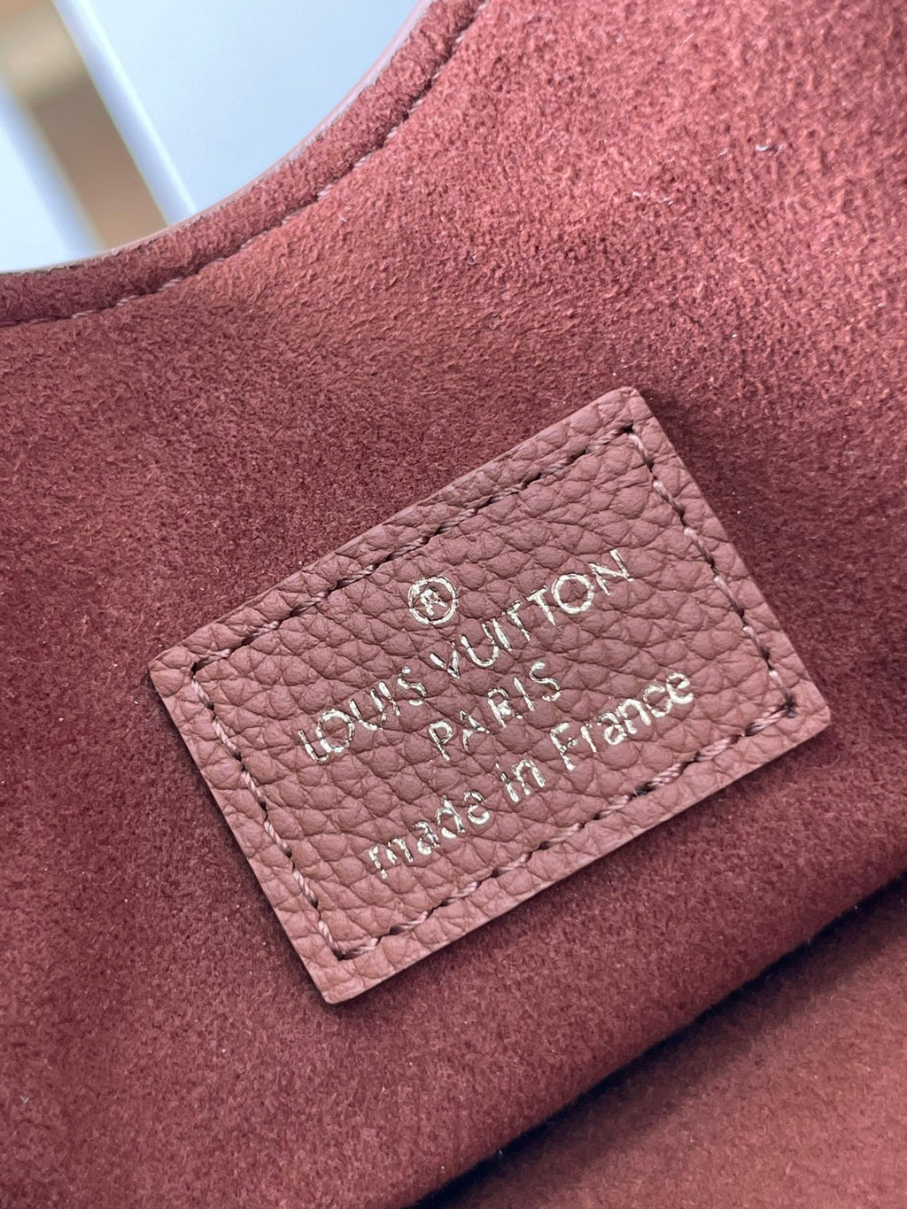 LOW KEY SCHULTERTASCHE 66 CM COGNAC GENABRIGES KALBSLEDER GOLDENE SCHNALLE