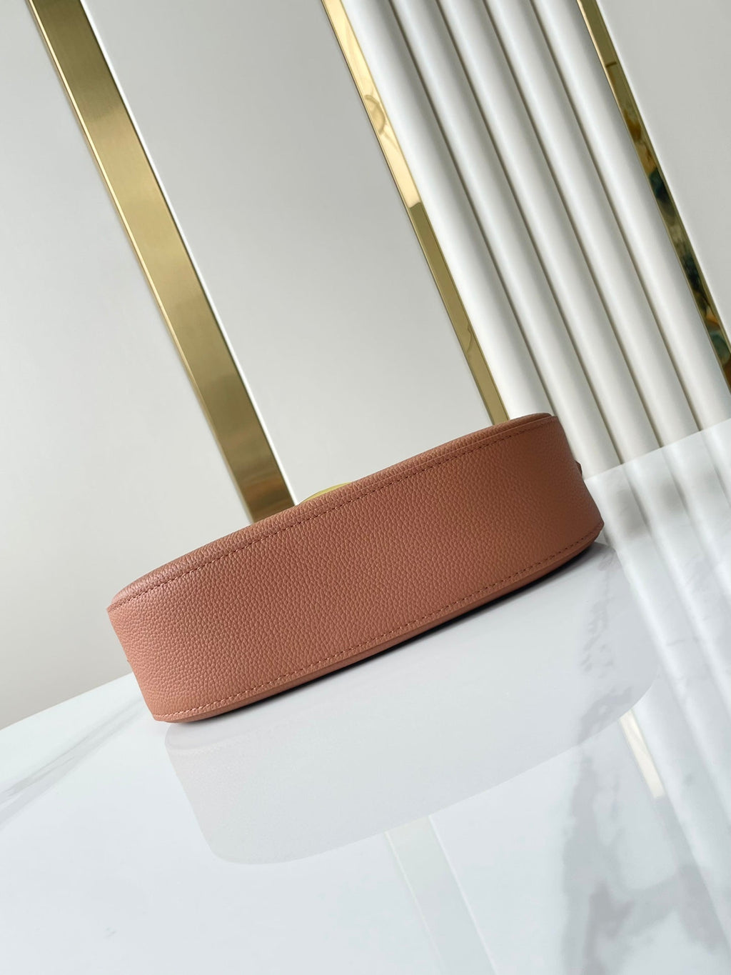 LOW KEY SCHULTERTASCHE 66 CM COGNAC GENABRIGES KALBSLEDER GOLDENE SCHNALLE