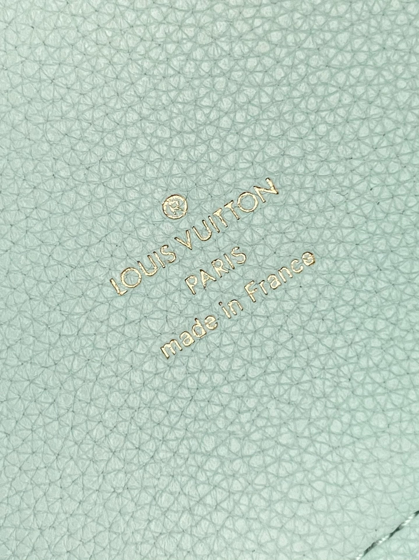 HINA 23 IN HIMMELBLAUEM MONOGRAMM PERFORATEDEM KALBSLEDER