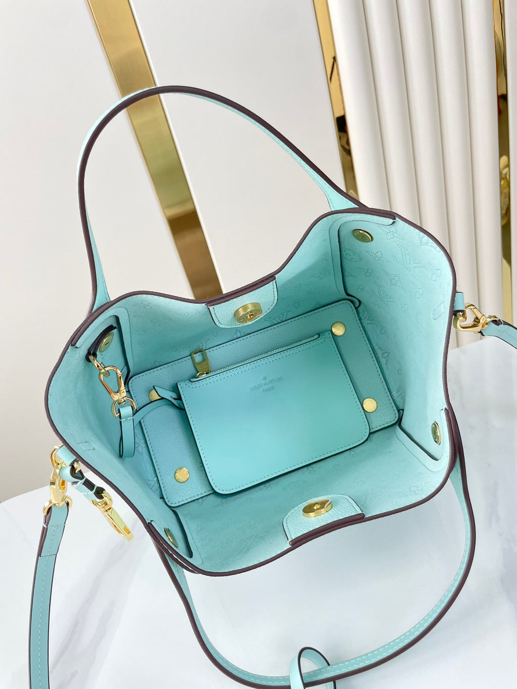 HINA 23 IN HIMMELBLAUEM MONOGRAMM PERFORATEDEM KALBSLEDER