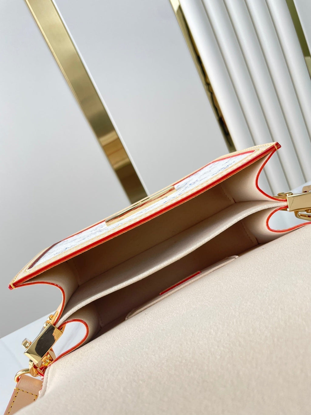 DAUPHINE MINI 20 IN WEISSEM MONOGRAMM-JACQUARD-STOFF GOLDENE BESCHLÄGE