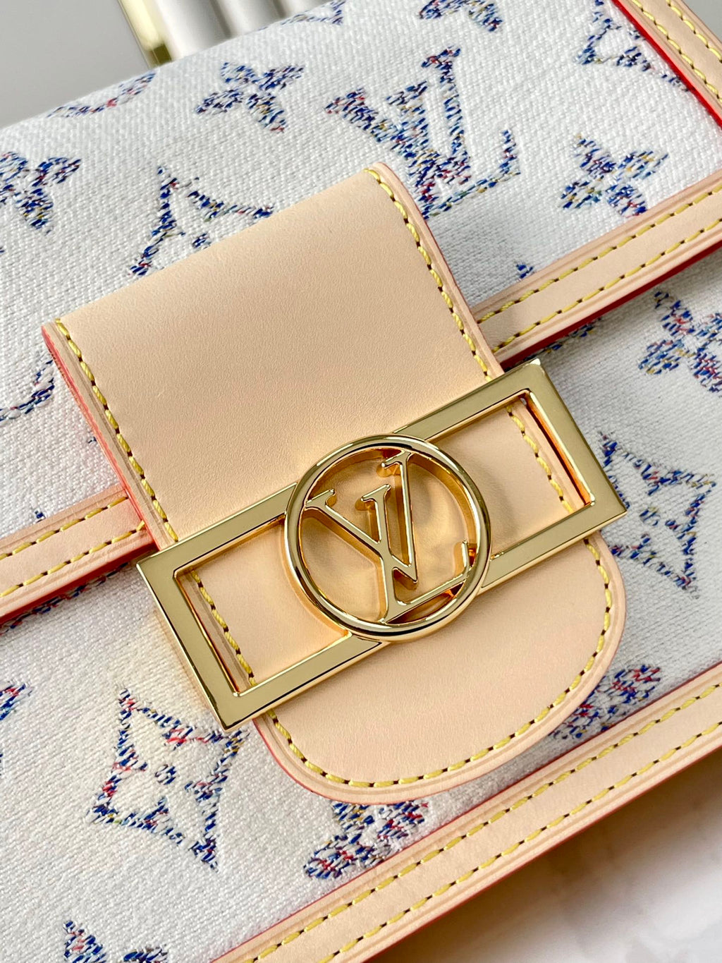 DAUPHINE MINI 20 IN WEISSEM MONOGRAMM-JACQUARD-STOFF GOLDENE BESCHLÄGE
