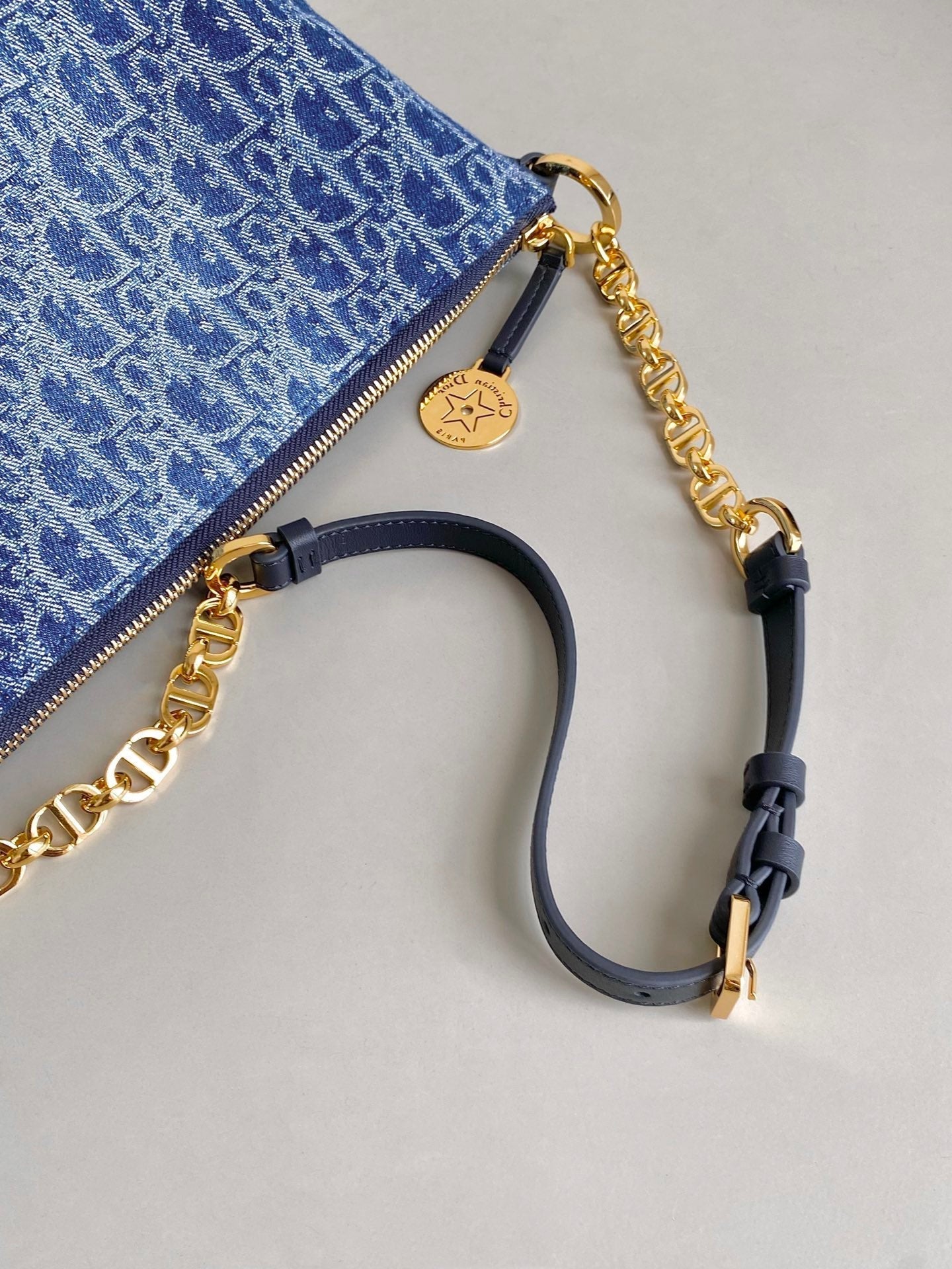 DIORSTAR 28 HOBO-TASCHE MIT KETTE, BLAUER DENIM, OBLIQUE-JACQUARD