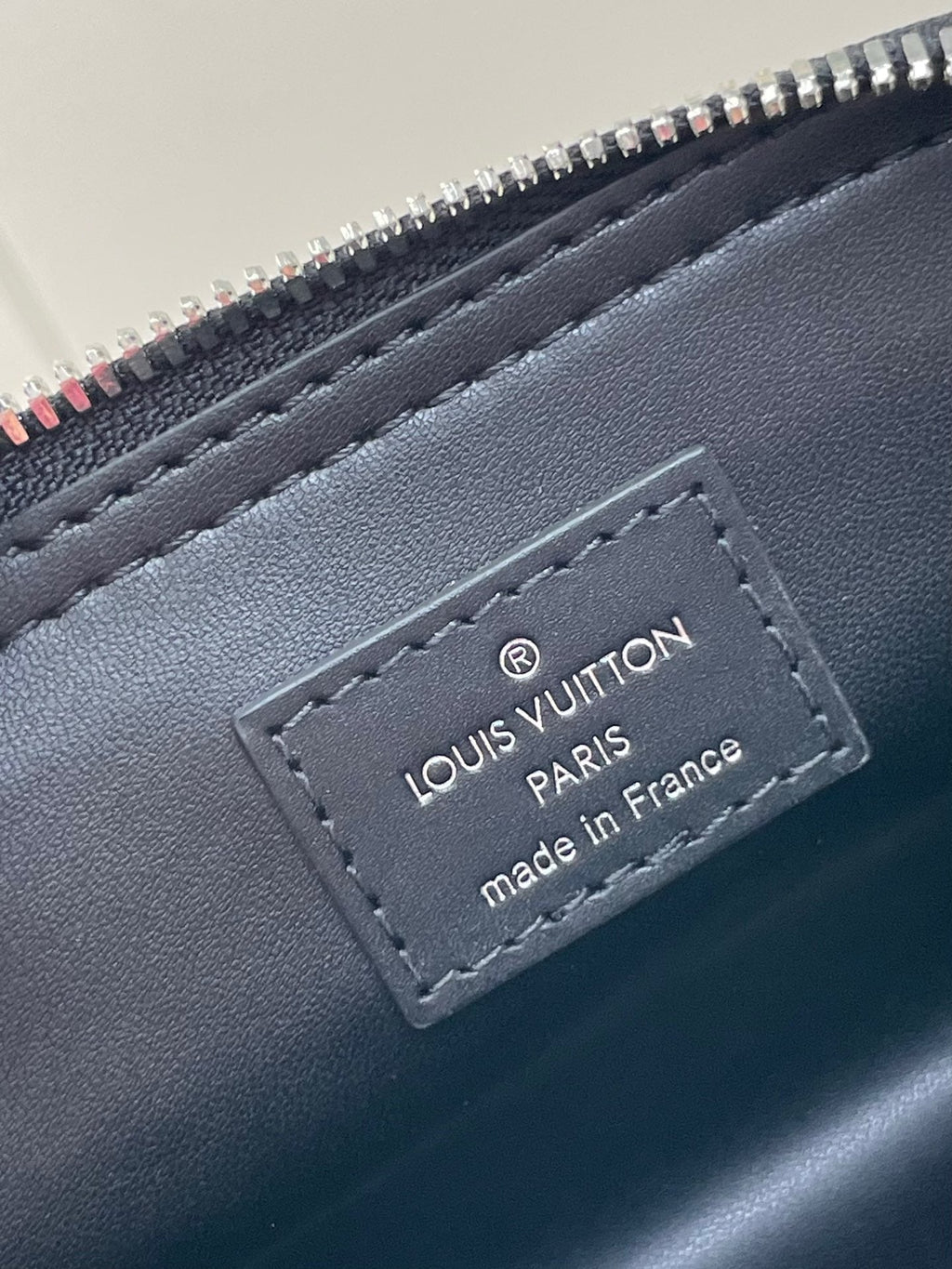 NANO ALMA 18 IN SCHWARZEM GESTEPPTES LAMMLEDER MIT GOLDENEN UND SILBERNEN BESCHLÄGEN