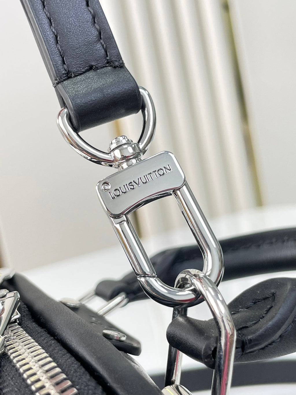 NANO ALMA 18 IN SCHWARZEM GESTEPPTES LAMMLEDER MIT GOLDENEN UND SILBERNEN BESCHLÄGEN