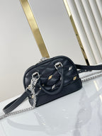 NANO ALMA 18 IN SCHWARZEM GESTEPPTES LAMMLEDER MIT GOLDENEN UND SILBERNEN BESCHLÄGEN