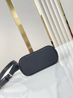 NANO ALMA 18 IN SCHWARZEM GESTEPPTES LAMMLEDER MIT GOLDENEN UND SILBERNEN BESCHLÄGEN