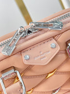 NANO ALMA 18 IN TOSKANISCHEM BEIGE-GESTEPPTES LAMMLEDER MIT GOLD- UND SILBERNEN BESCHLÄGEN