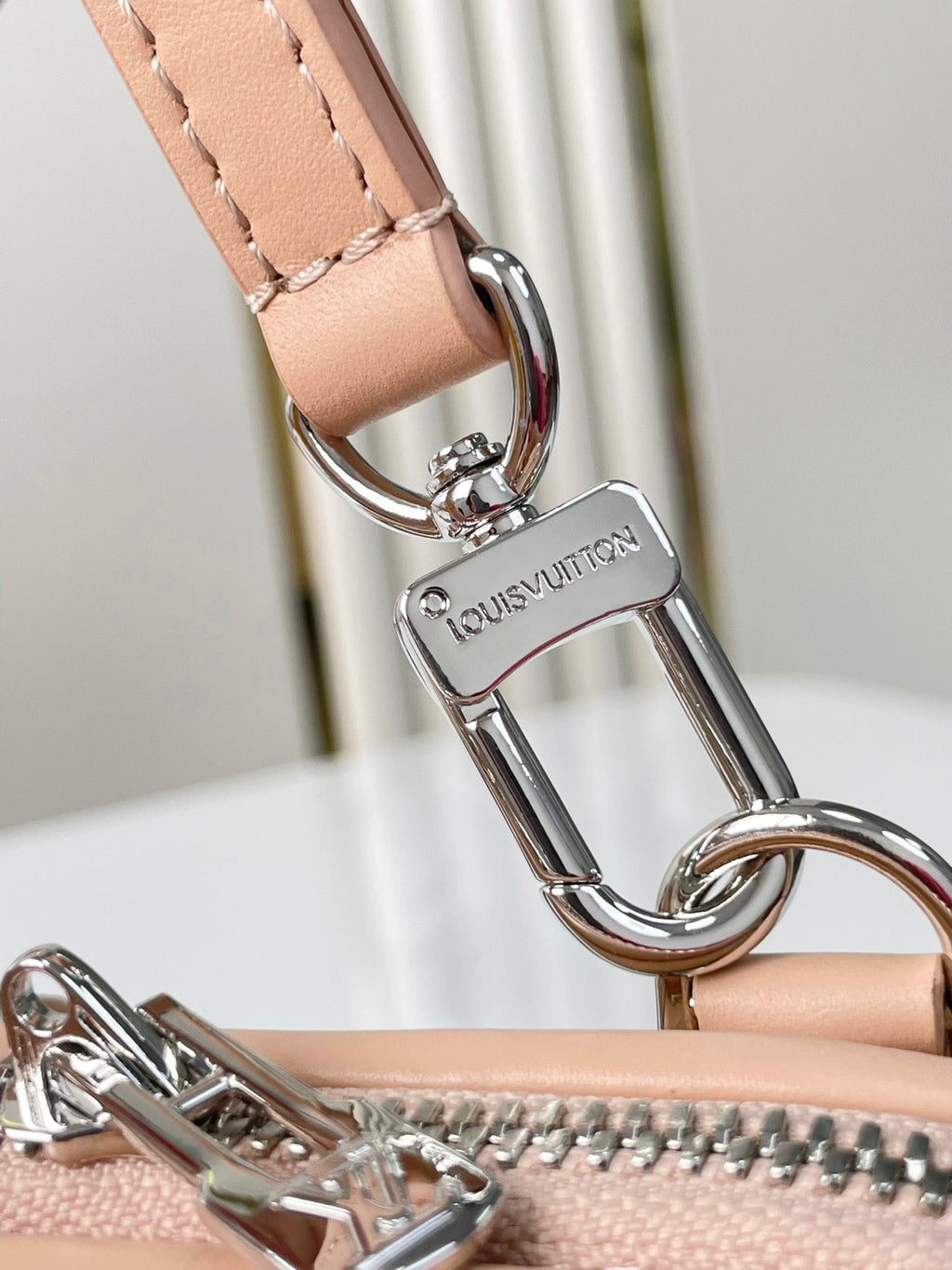 NANO ALMA 18 IN TOSKANISCHEM BEIGE-GESTEPPTES LAMMLEDER MIT GOLD- UND SILBERNEN BESCHLÄGEN