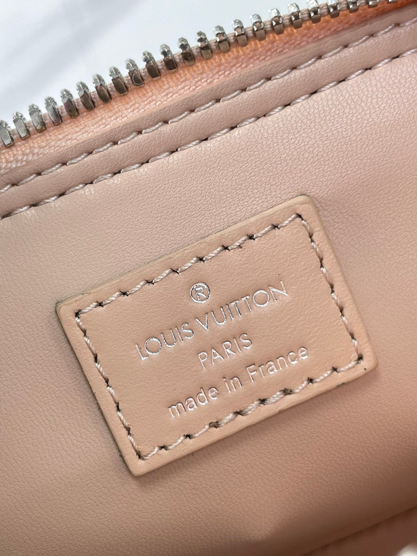 NANO ALMA 18 IN TOSKANISCHEM BEIGE-GESTEPPTES LAMMLEDER MIT GOLD- UND SILBERNEN BESCHLÄGEN