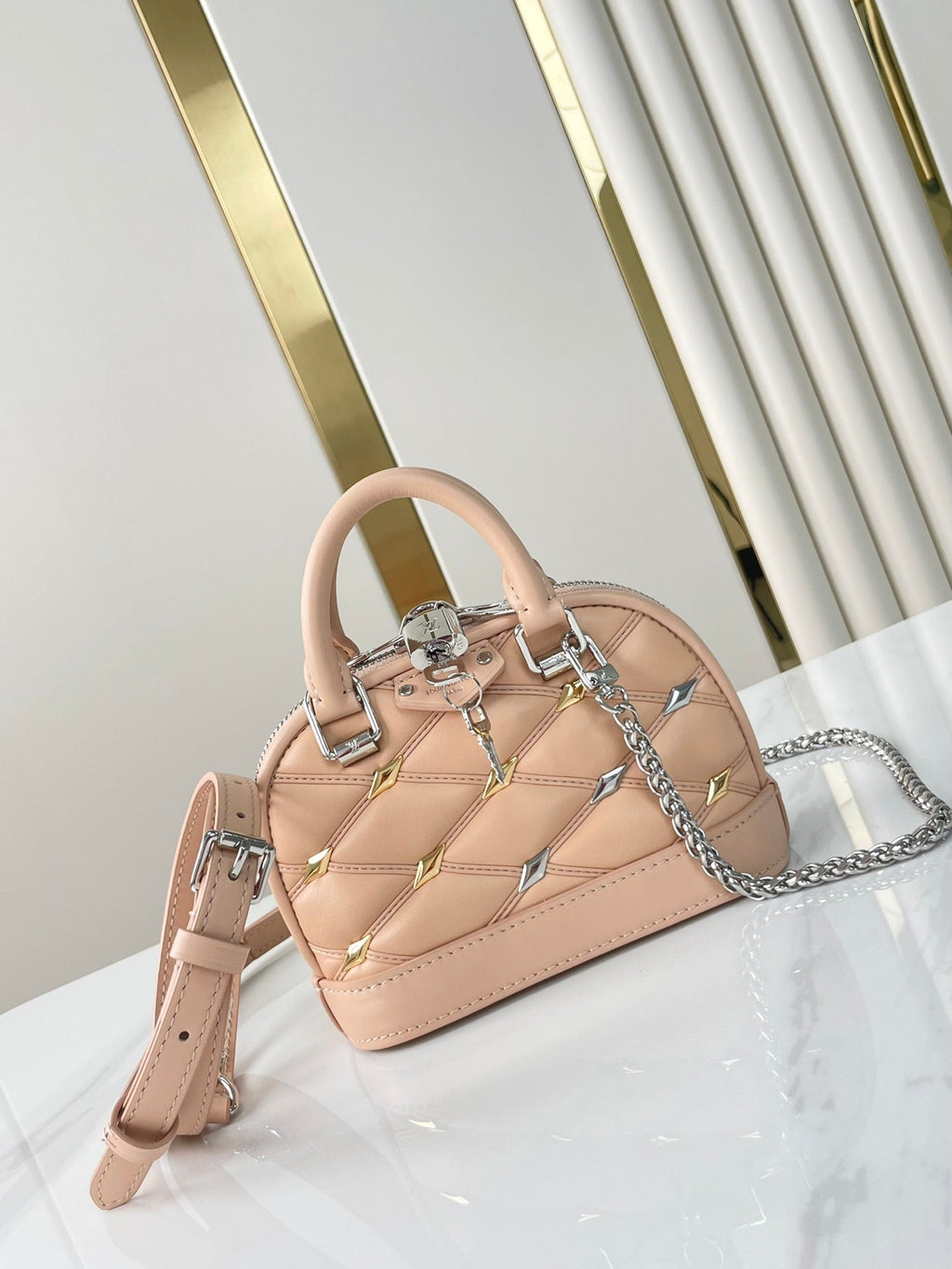 NANO ALMA 18 IN TOSKANISCHEM BEIGE-GESTEPPTES LAMMLEDER MIT GOLD- UND SILBERNEN BESCHLÄGEN