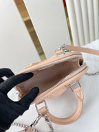 NANO ALMA 18 IN TOSKANISCHEM BEIGE-GESTEPPTES LAMMLEDER MIT GOLD- UND SILBERNEN BESCHLÄGEN