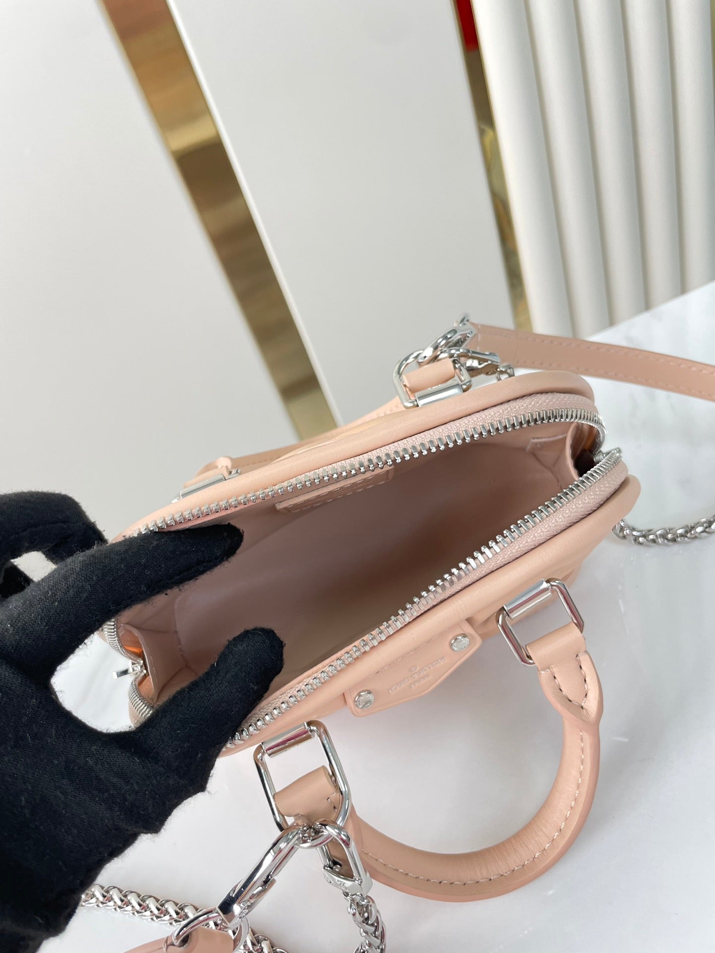 NANO ALMA 18 IN TOSKANISCHEM BEIGE-GESTEPPTES LAMMLEDER MIT GOLD- UND SILBERNEN BESCHLÄGEN