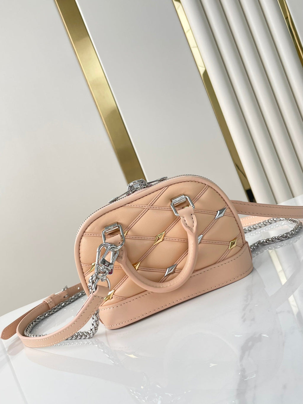 NANO ALMA 18 IN TOSKANISCHEM BEIGE-GESTEPPTES LAMMLEDER MIT GOLD- UND SILBERNEN BESCHLÄGEN