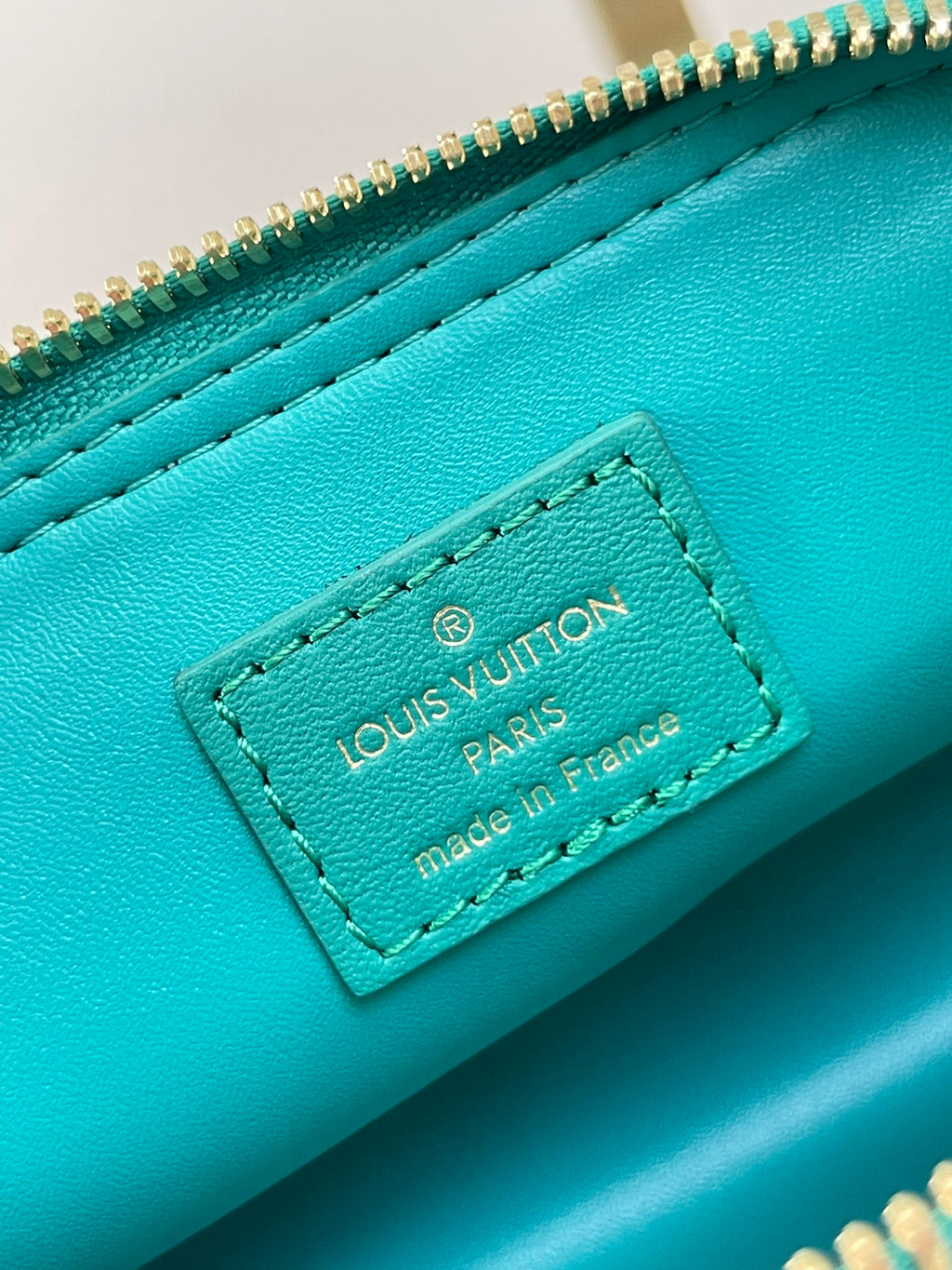 NANO ALMA 18 IN TÜRKIS GESTEPPTES LAMMLEDER GOLDENE BESCHLÄGE