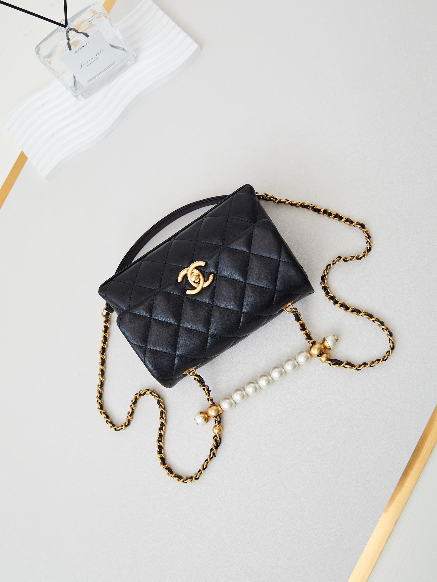 PEARL ATTACHED FLAP BAG 19 IN BLACK QUILTED LAMBSKIN GOLD HARDWARE