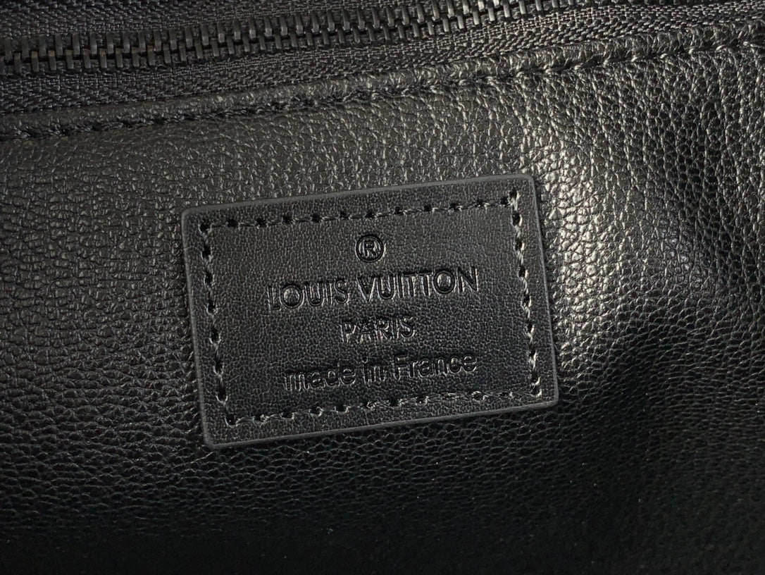 Kulturbeutel 28 Zoll, anthrazitfarbenes Monogramm Eclipse Canvas mit türkisfarbenem Kalbslederbesatz