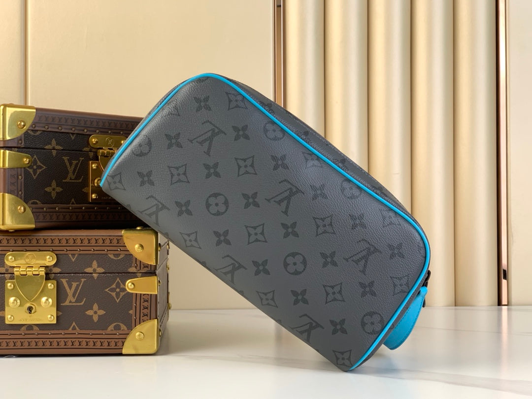 Kulturbeutel 28 Zoll, anthrazitfarbenes Monogramm Eclipse Canvas mit türkisfarbenem Kalbslederbesatz