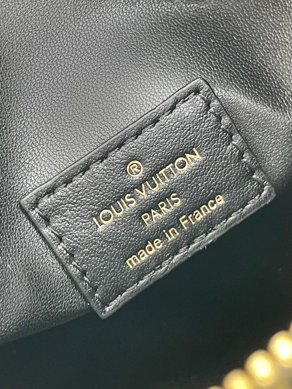 SEITENKOFFER 21 IN BEIGE ROTEM LAMMLEDER MIT KREUZMUSTER GOLDENE BESCHLÄGE