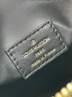 SEITENKOFFER 21 IN BEIGE ROTEM LAMMLEDER MIT KREUZMUSTER GOLDENE BESCHLÄGE