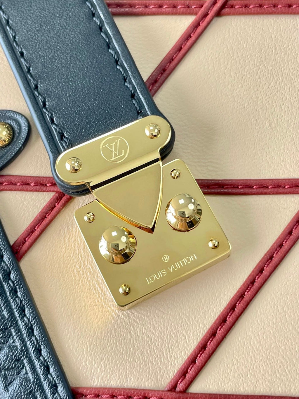 SEITENKOFFER 21 IN BEIGE ROTEM LAMMLEDER MIT KREUZMUSTER GOLDENE BESCHLÄGE