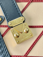 SEITENKOFFER 21 IN BEIGE ROTEM LAMMLEDER MIT KREUZMUSTER GOLDENE BESCHLÄGE