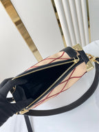 SEITENKOFFER 21 IN BEIGE ROTEM LAMMLEDER MIT KREUZMUSTER GOLDENE BESCHLÄGE