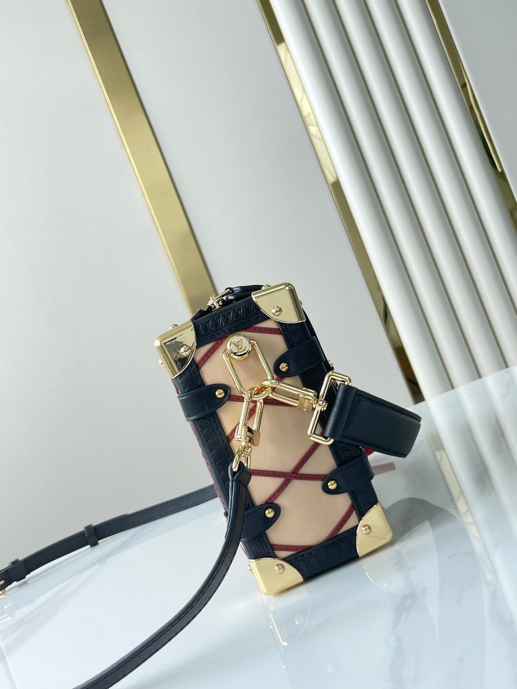 SEITENKOFFER 21 IN BEIGE ROTEM LAMMLEDER MIT KREUZMUSTER GOLDENE BESCHLÄGE