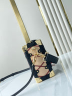 SEITENKOFFER 21 IN BEIGE ROTEM LAMMLEDER MIT KREUZMUSTER GOLDENE BESCHLÄGE