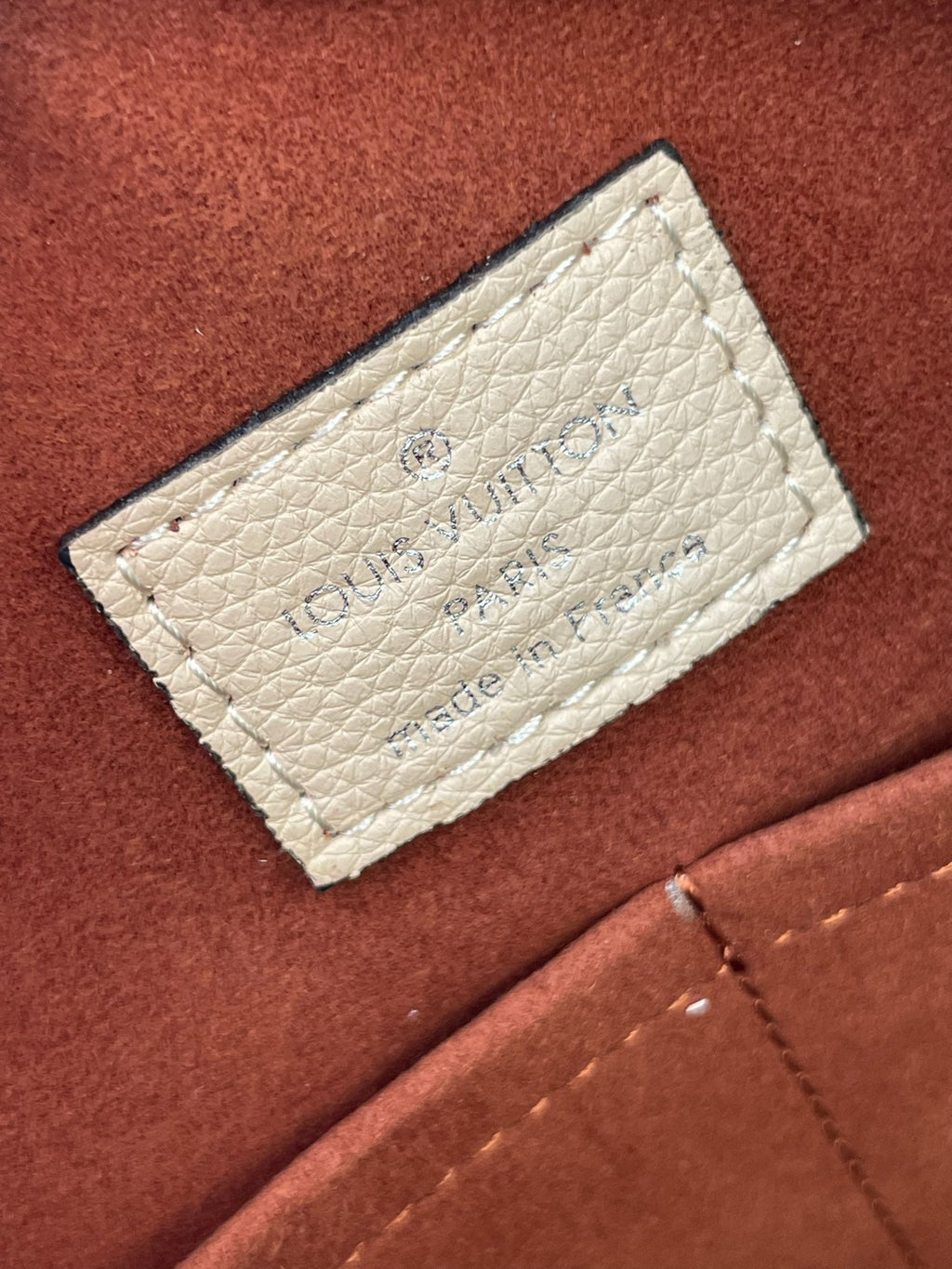 HAND IT ALL MM 32 IN CREME MONOGRAMM PERFORATES KALBSLEDER SILBERNE BESCHLÄGE