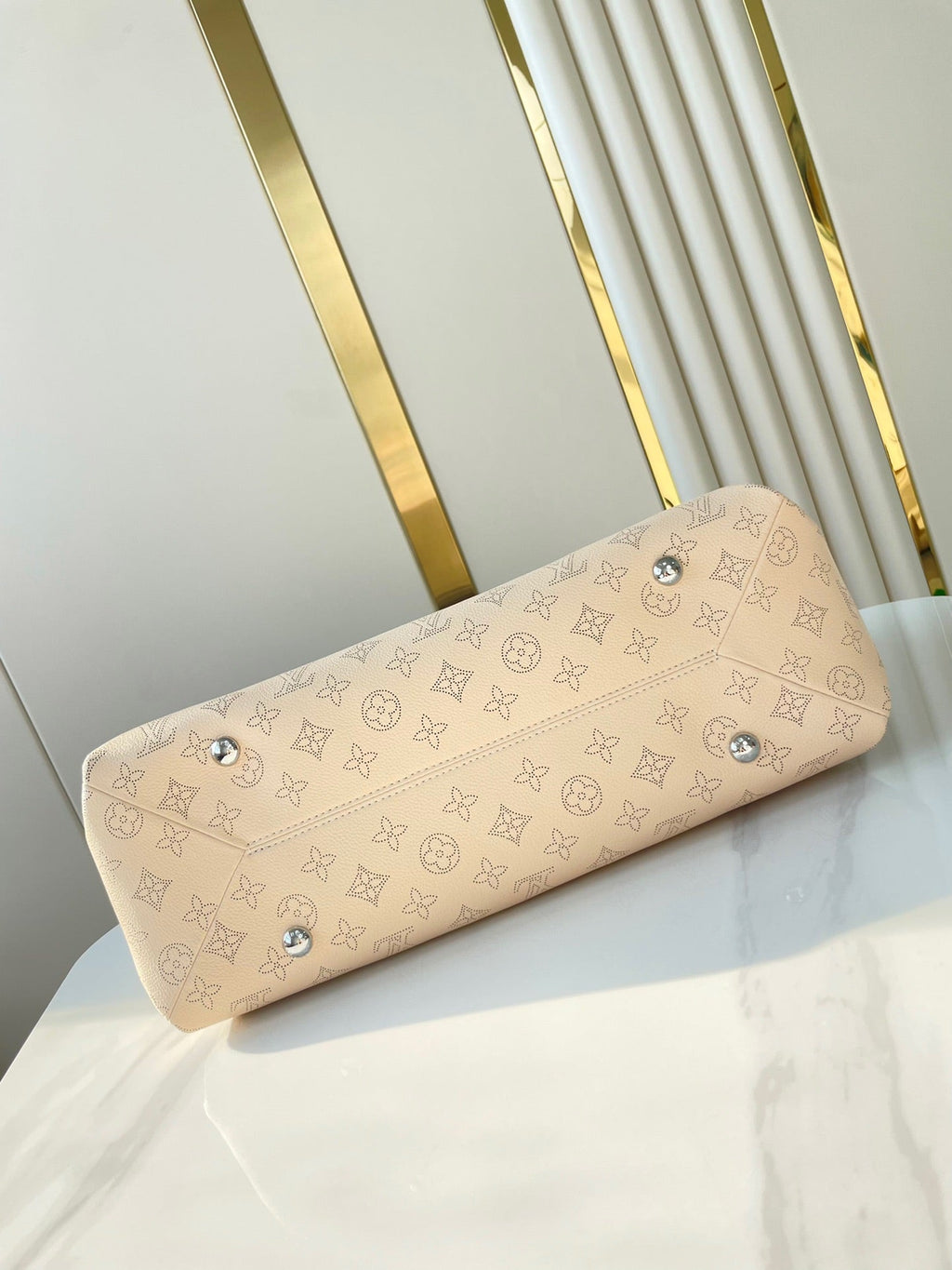 HAND IT ALL MM 32 IN CREME MONOGRAMM PERFORATES KALBSLEDER SILBERNE BESCHLÄGE