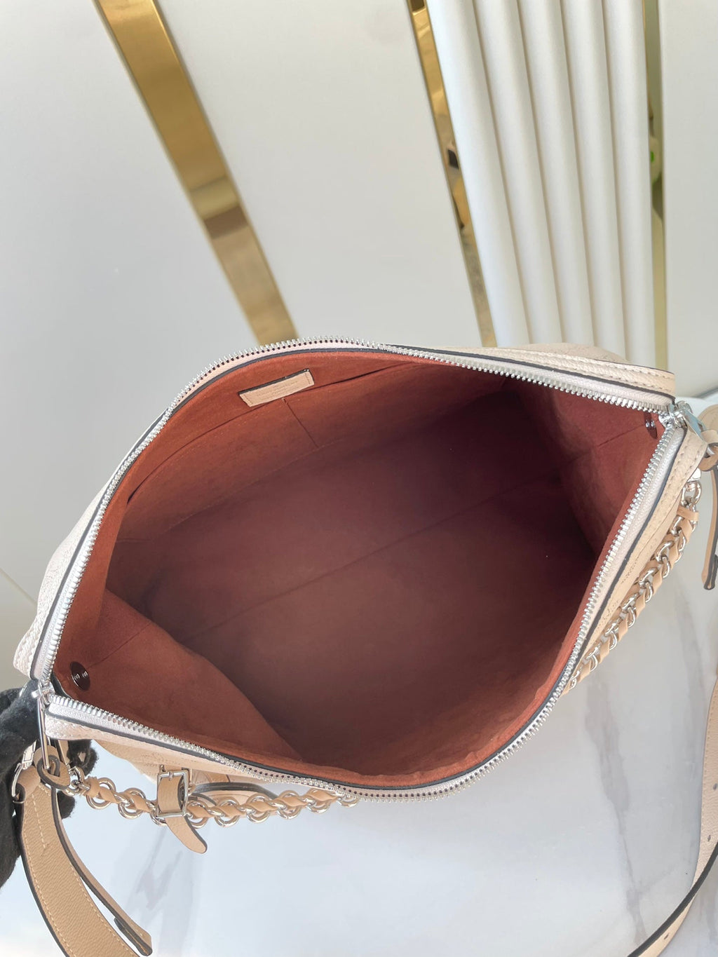 HAND IT ALL MM 32 IN CREME MONOGRAMM PERFORATES KALBSLEDER SILBERNE BESCHLÄGE