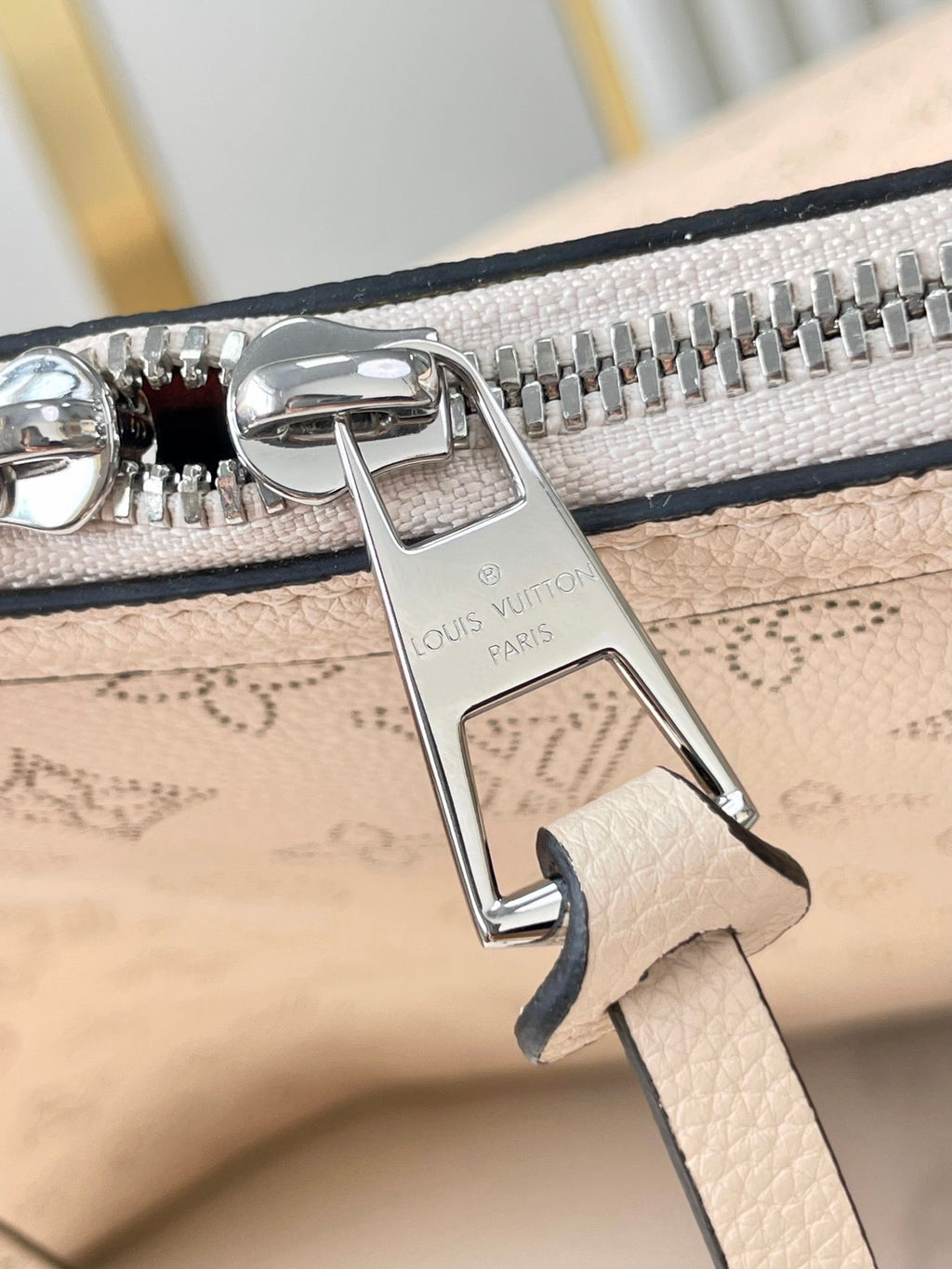 HAND IT ALL MM 32 IN CREME MONOGRAMM PERFORATES KALBSLEDER SILBERNE BESCHLÄGE