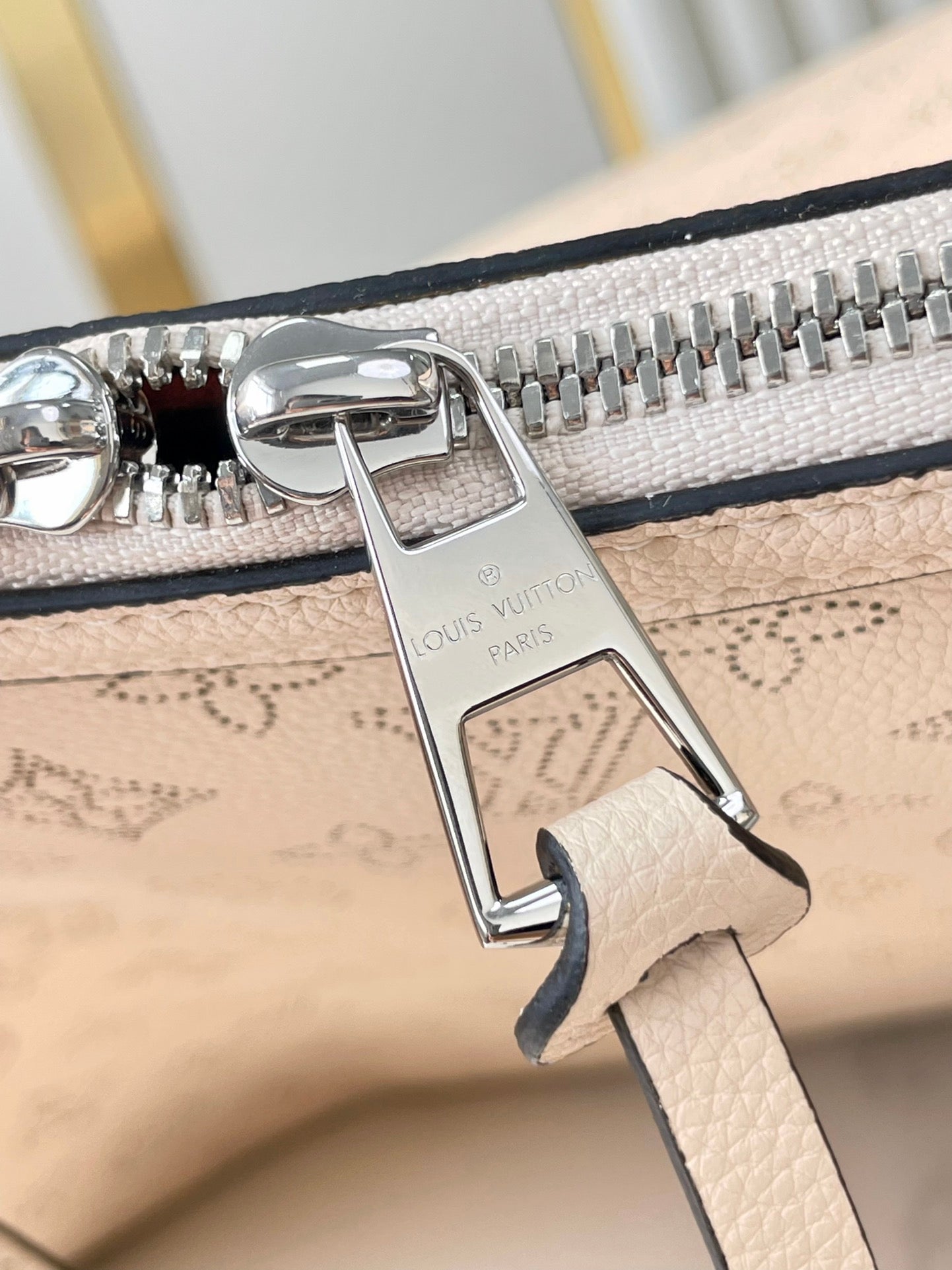 HAND IT ALL MM 32 IN CREME MONOGRAMM PERFORATES KALBSLEDER SILBERNE BESCHLÄGE