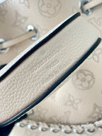 BELLA 22 IN BEIGE MONOGRAM PERFORATE CALFLEDER SILBERNE BESCHLÄGE
