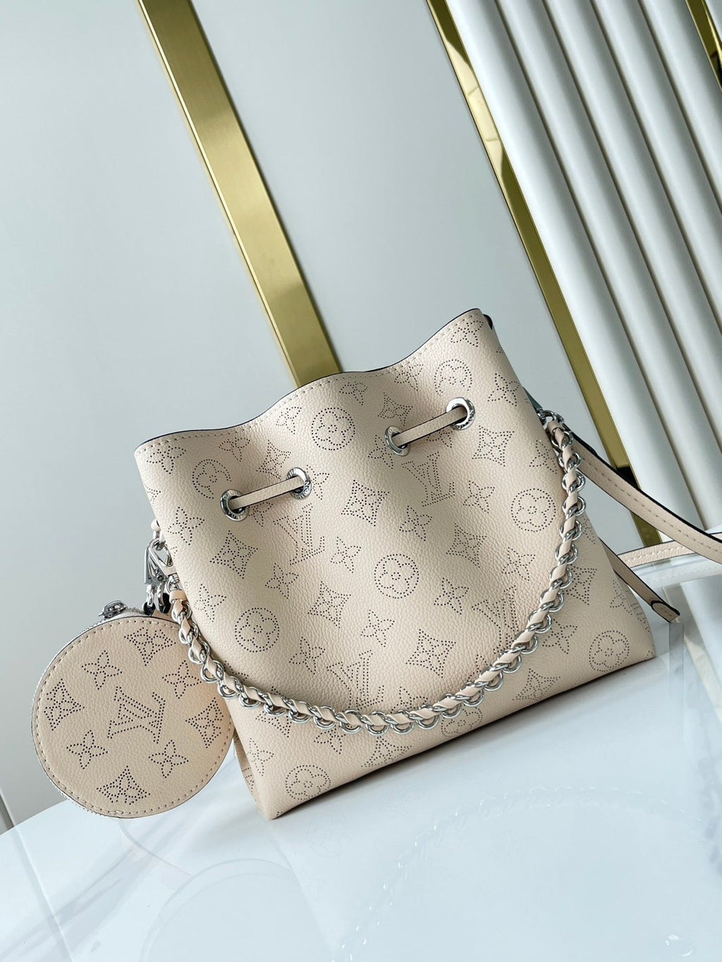 BELLA 22 IN BEIGE MONOGRAM PERFORATE CALFLEDER SILBERNE BESCHLÄGE