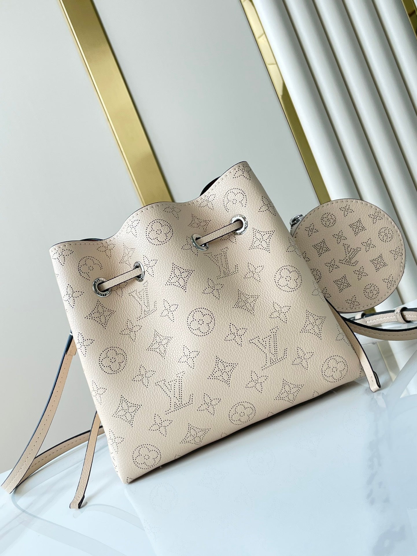 BELLA 22 IN BEIGE MONOGRAM PERFORATE CALFLEDER SILBERNE BESCHLÄGE