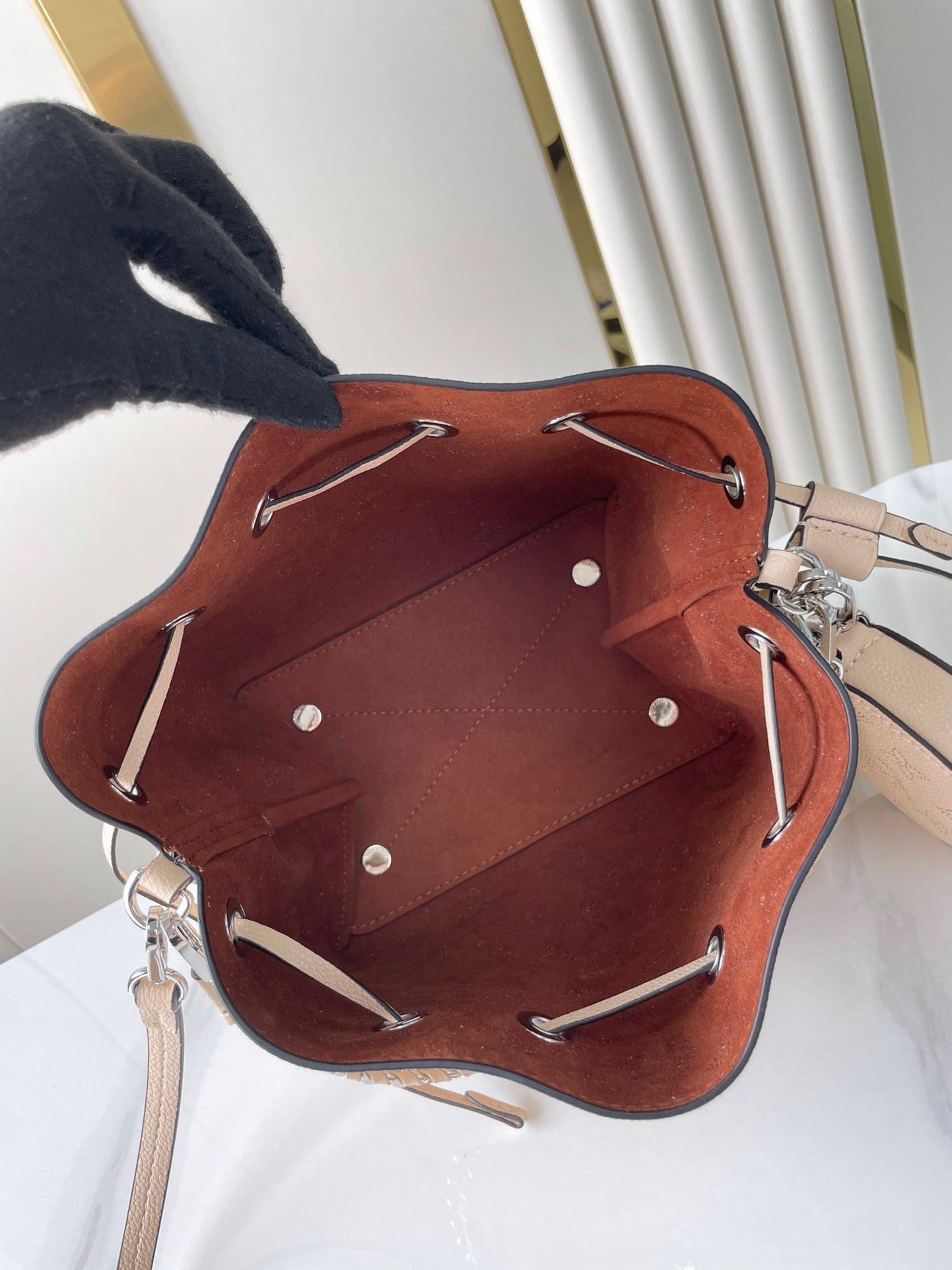 BELLA 22 IN BEIGE MONOGRAM PERFORATE CALFLEDER SILBERNE BESCHLÄGE