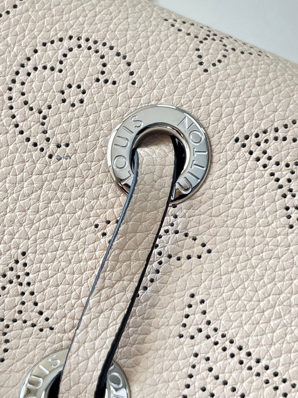 BELLA 22 IN BEIGE MONOGRAM PERFORATE CALFLEDER SILBERNE BESCHLÄGE