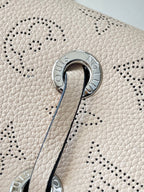 BELLA 22 IN BEIGE MONOGRAM PERFORATE CALFLEDER SILBERNE BESCHLÄGE