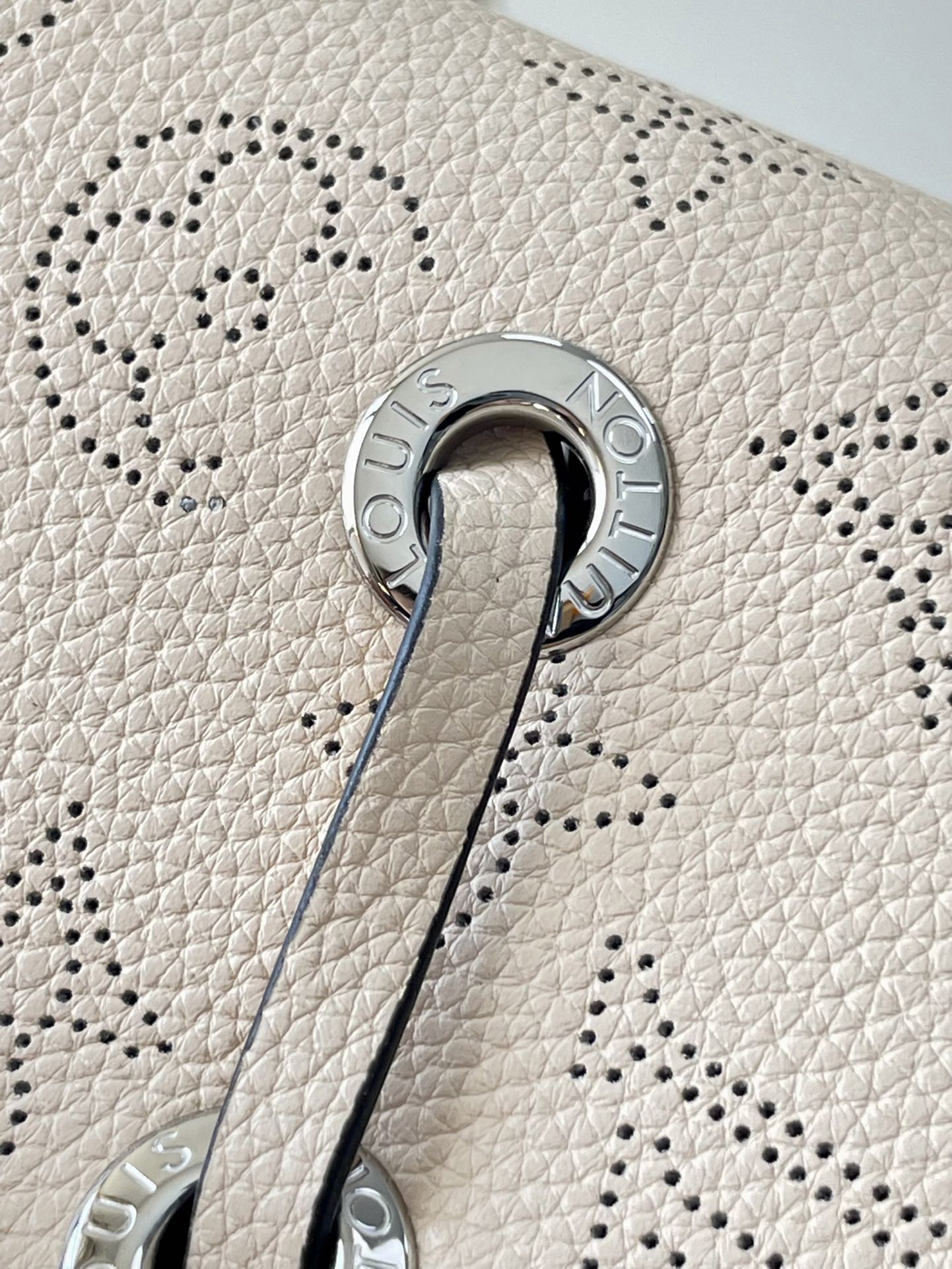 BELLA 22 IN BEIGE MONOGRAM PERFORATE CALFLEDER SILBERNE BESCHLÄGE