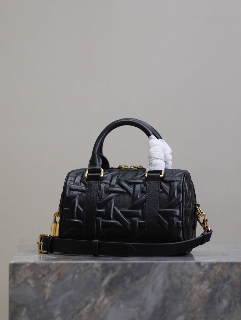 MEDIUM GROOVE BAG 20 IN BLACK MACROCANNAGE CALFSKIN WITH GOLD HARDWARE