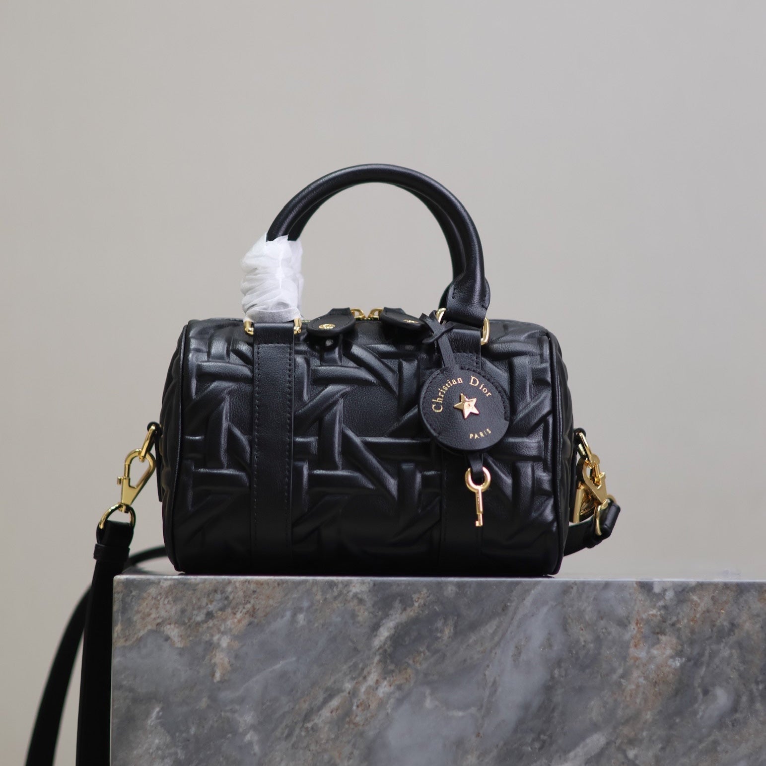 MEDIUM GROOVE BAG 20 IN BLACK MACROCANNAGE CALFSKIN WITH GOLD HARDWARE
