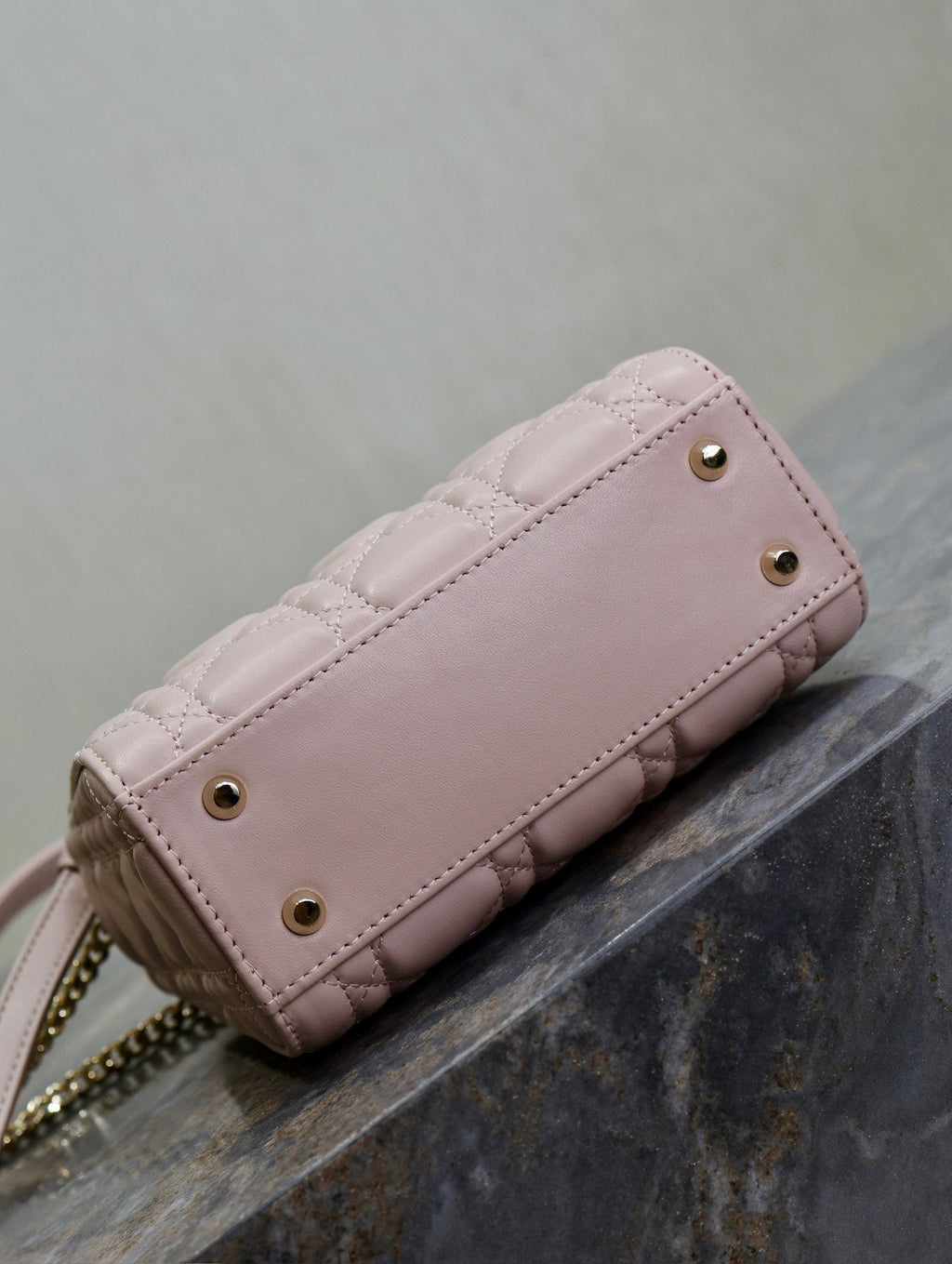 MINI LADY BAG 17 IN BABY ROSA GERIPPTES MAKROCANNAGE-KALBLEDER MIT SCHWIMMERGELBEM TRAGERIEMEN