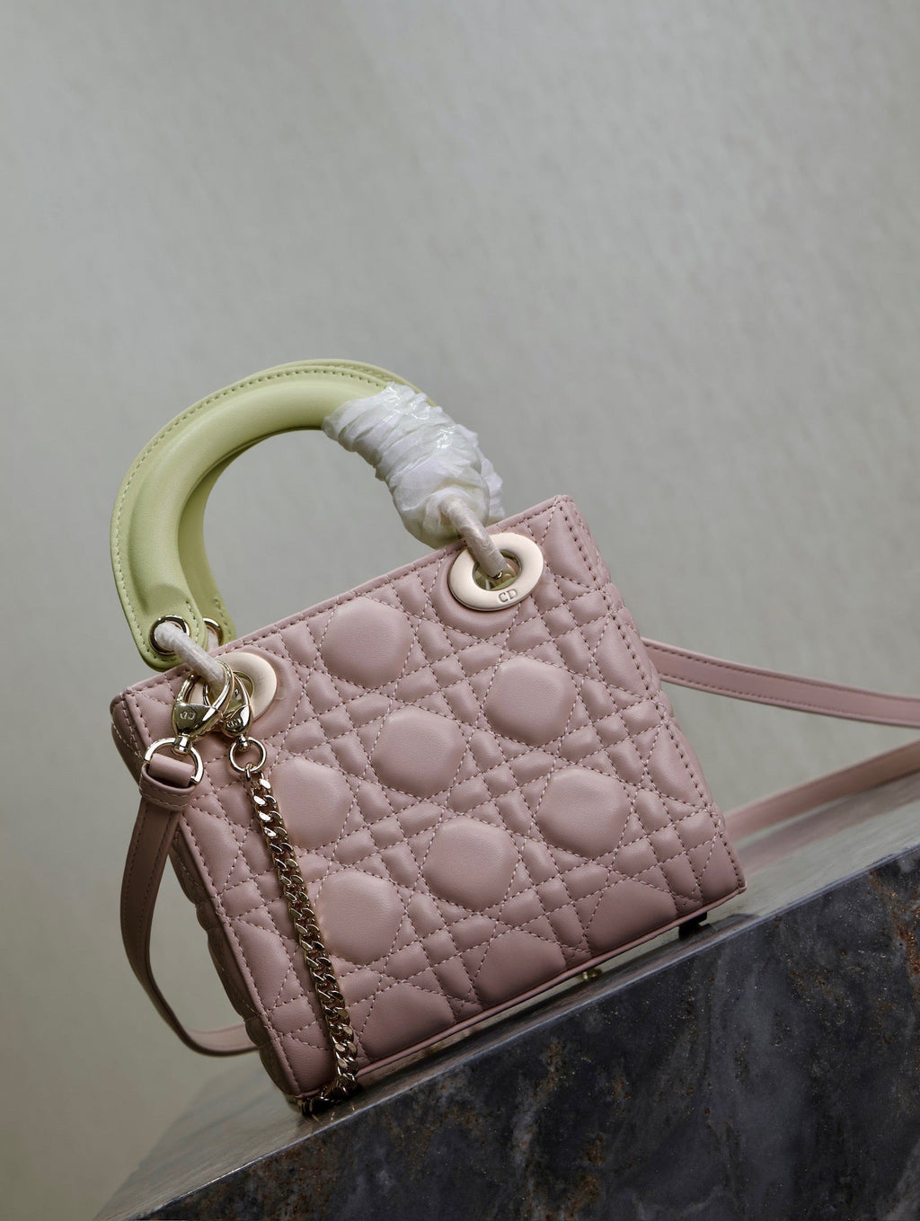 MINI LADY BAG 17 IN BABY ROSA GERIPPTES MAKROCANNAGE-KALBLEDER MIT SCHWIMMERGELBEM TRAGERIEMEN