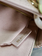 MINI LADY BAG 17 IN BABY ROSA GERIPPTES MAKROCANNAGE-KALBLEDER MIT SCHWIMMERGELBEM TRAGERIEMEN