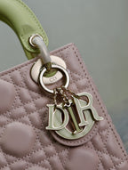 MINI LADY BAG 17 IN BABY ROSA GERIPPTES MAKROCANNAGE-KALBLEDER MIT SCHWIMMERGELBEM TRAGERIEMEN