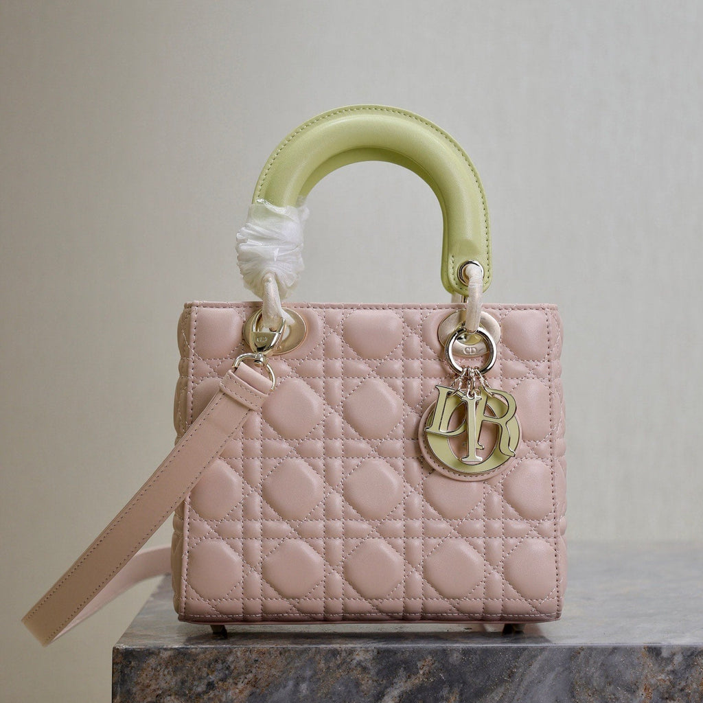 MITTLERE DAMENTASCHE 20 IN BABYROSA GESTEPPTES MAKROCANNAGE-KALBLEDER MIT SUMPFGELBEM TRAGERIEMEN